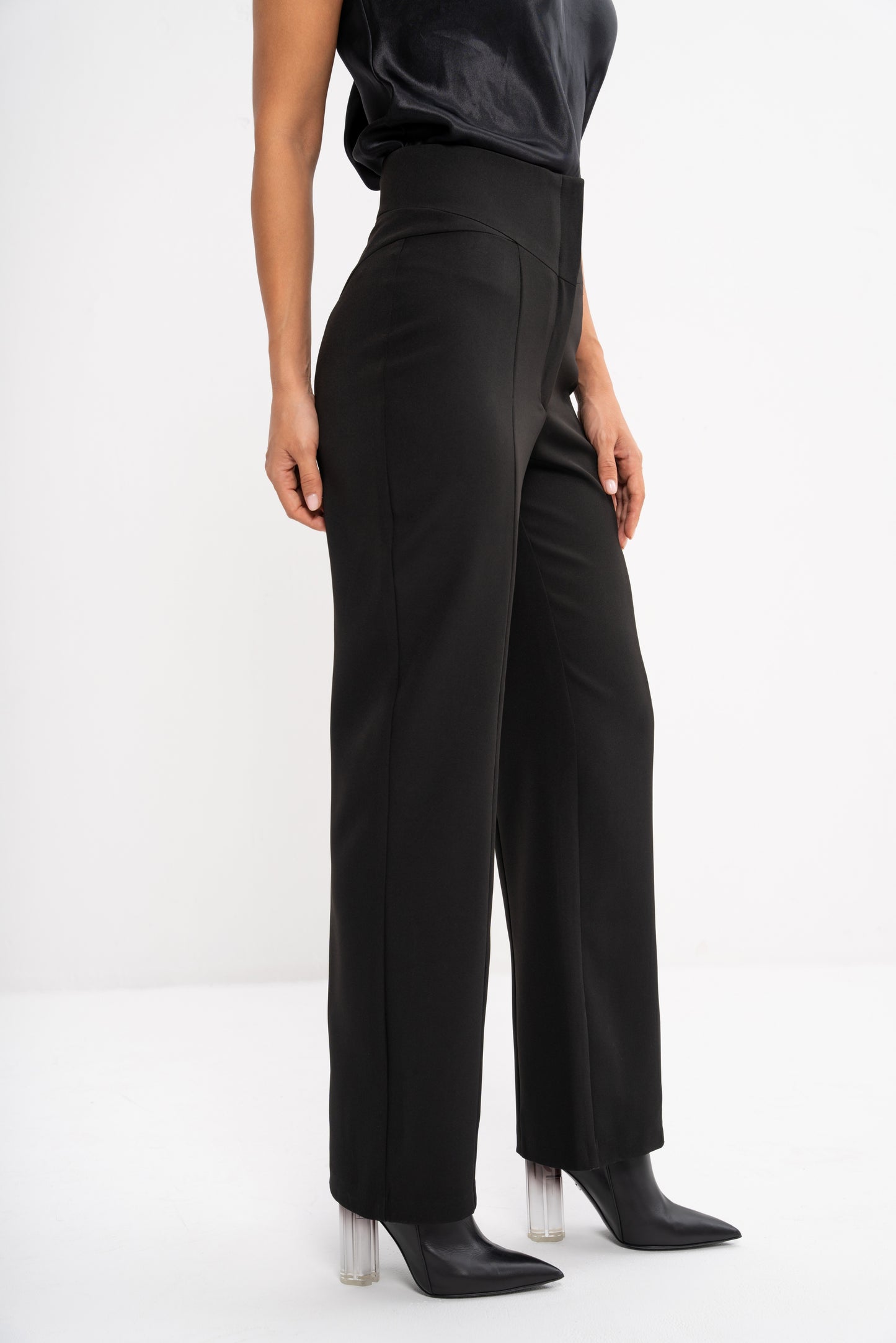 بدلة رسمية سوداء فاخرة