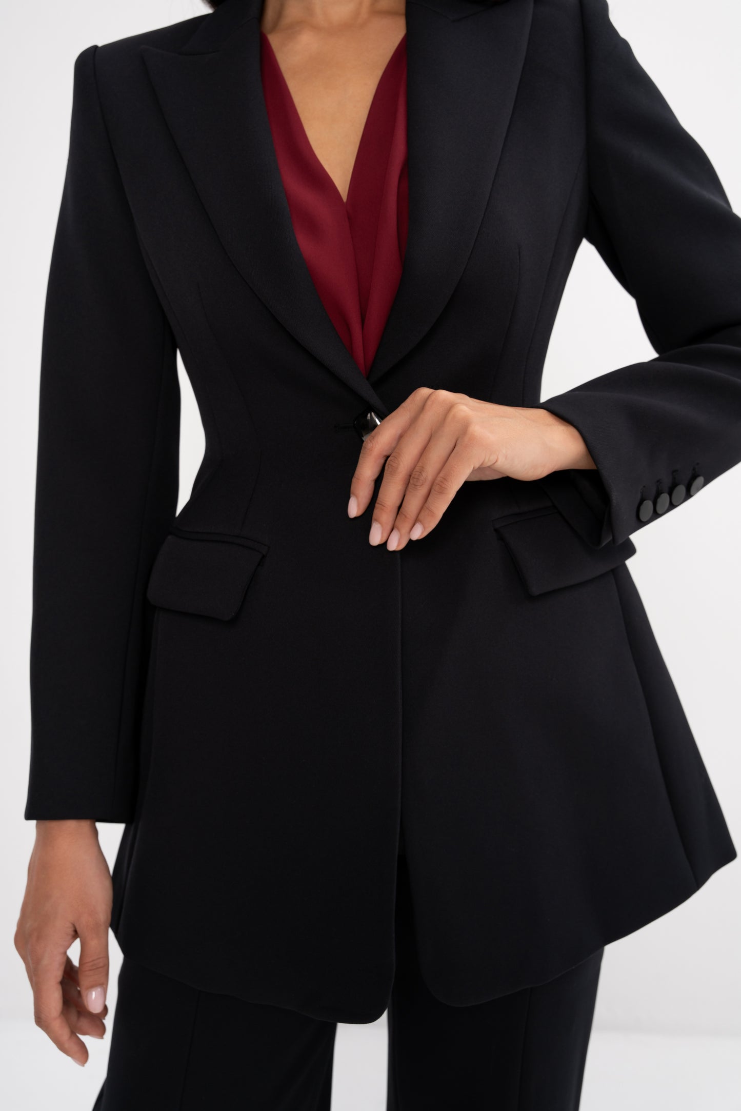 بدلة رسمية سوداء فاخرة