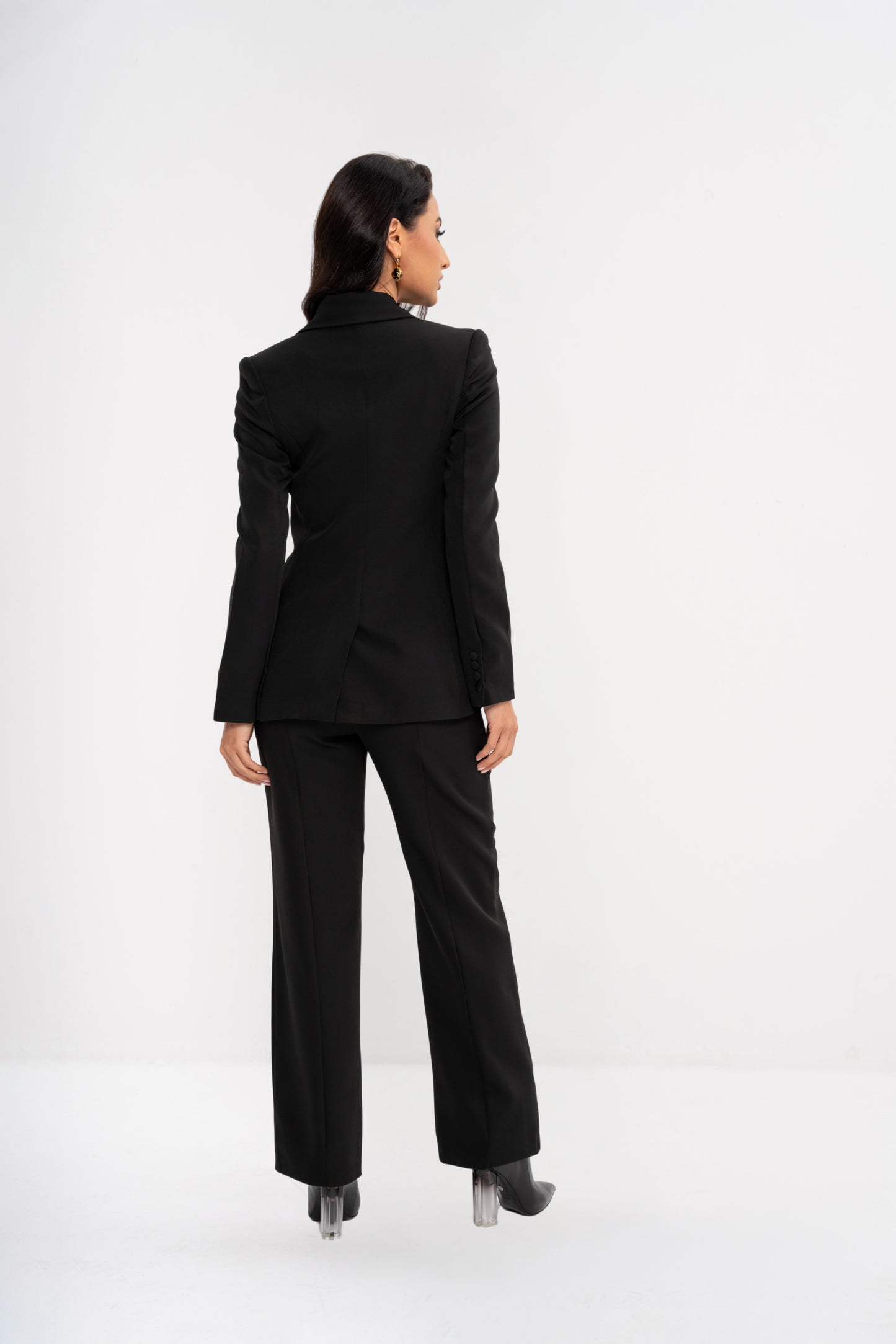 بدلة نسائية بياقة من الساتان وأربعة أزرار