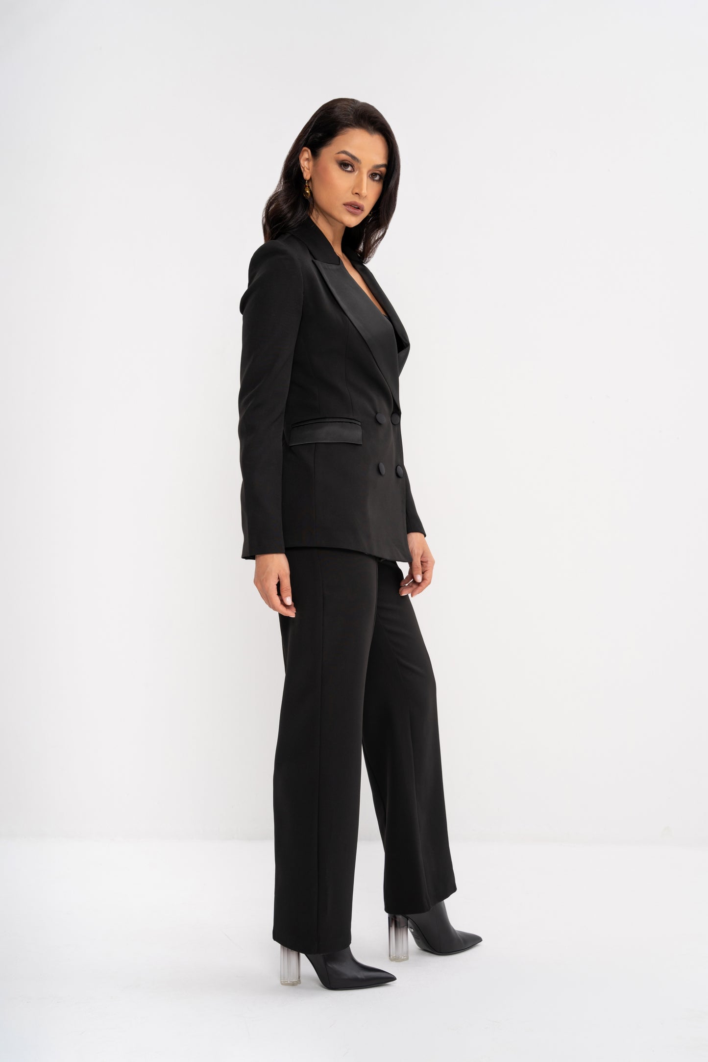 بدلة نسائية بياقة من الساتان وأربعة أزرار