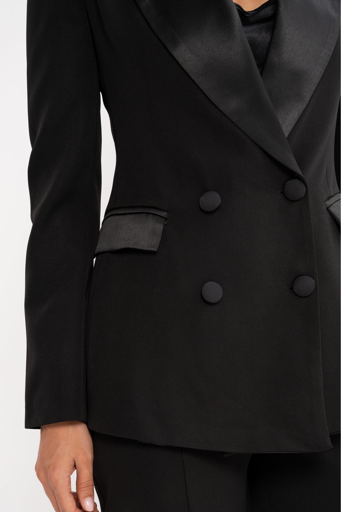 بدلة نسائية بياقة من الساتان وأربعة أزرار