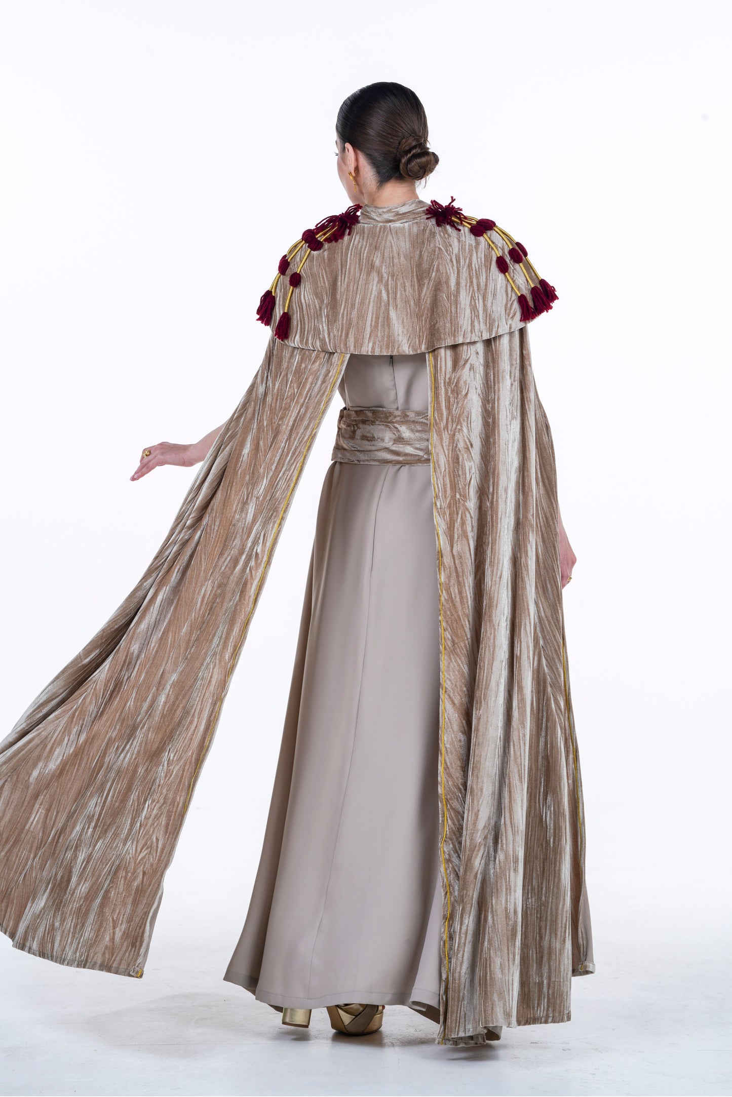 Two-Piece Crepe & Velvet Set with Traditional Agal Trim