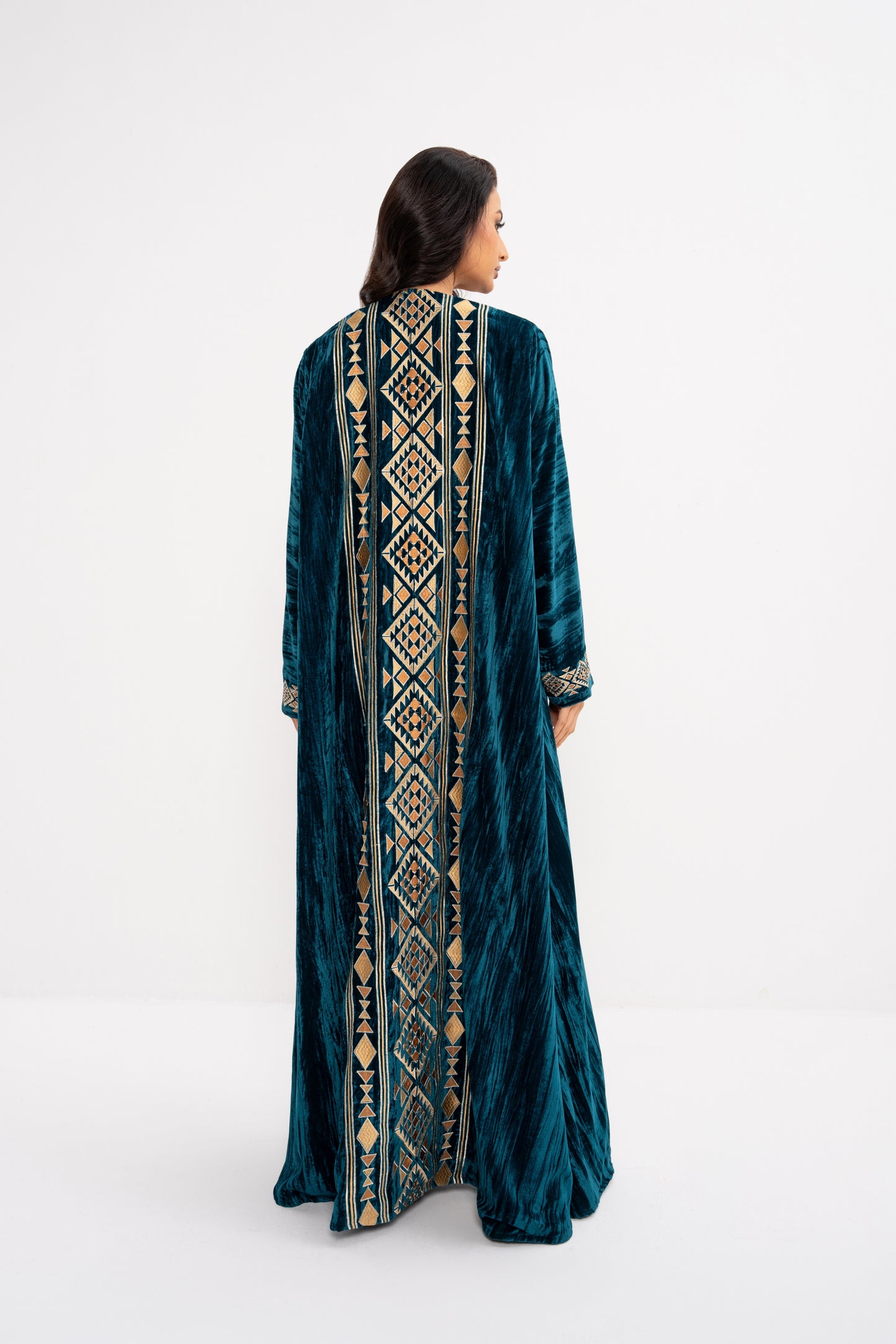 عباية فيلفيت أثار